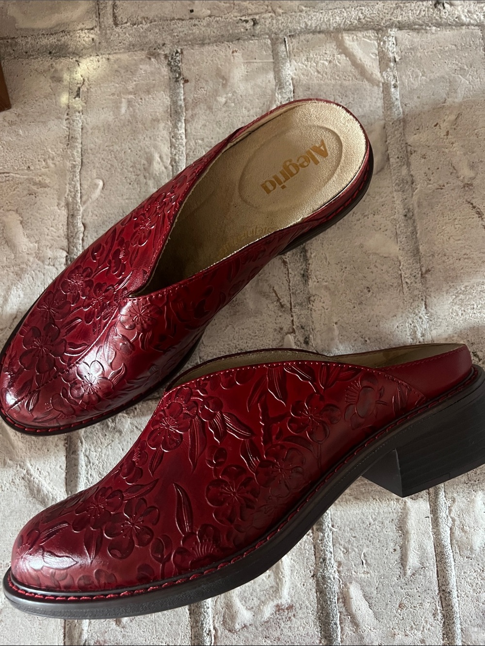 Alegria Michy Red Loretta Roja mule sz 40

Features: Tri-Form Heel Outsole